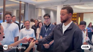 大乐透开奖时间-库里试戴实时翻译眼镜 不断感叹：太疯狂了